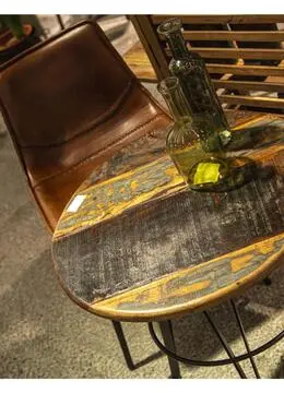 Rundt cafébord med bordplade lavet af genbrugstræ