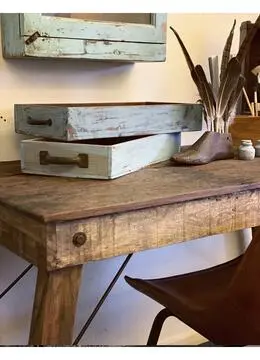 Rustikt bord i genbrugt træ