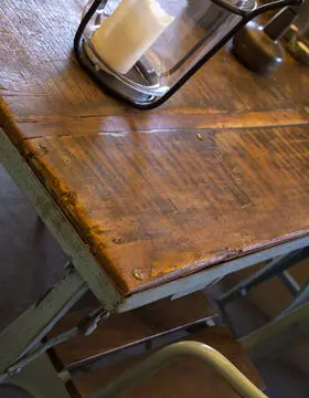 Originalt spisebord med blå jernramme