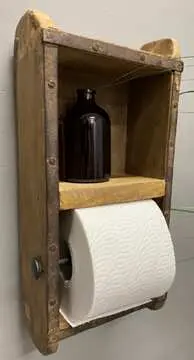 Toiletrulleholder med hylde lavet af gammel murstens form