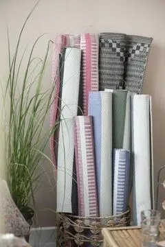 Gulvtæppe stribet lyserød recycled plastik