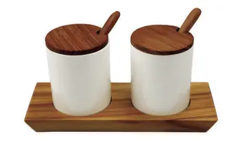 Keramiske skåle med låg, ske og bakke i teaktræ